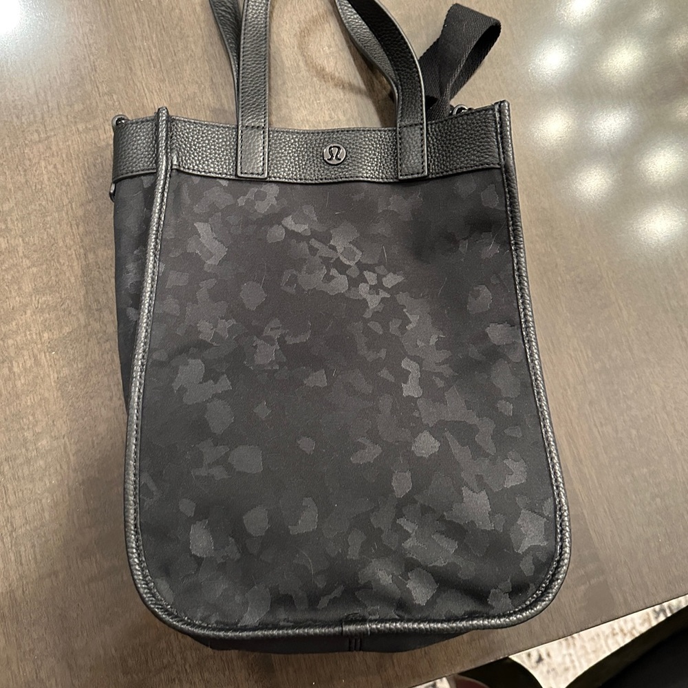 Lululemon Black camo tote and crossbody